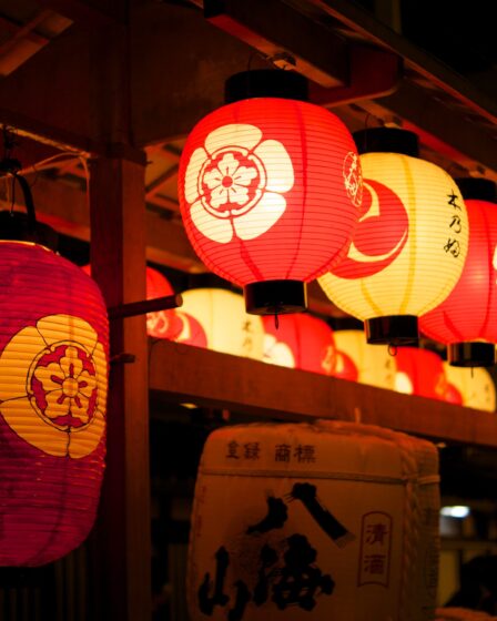 "祇園祭 岩戸山 / Iwato-yama of Gion Festival" by kimtetsu is licensed with CC BY-NC-SA 2.0.